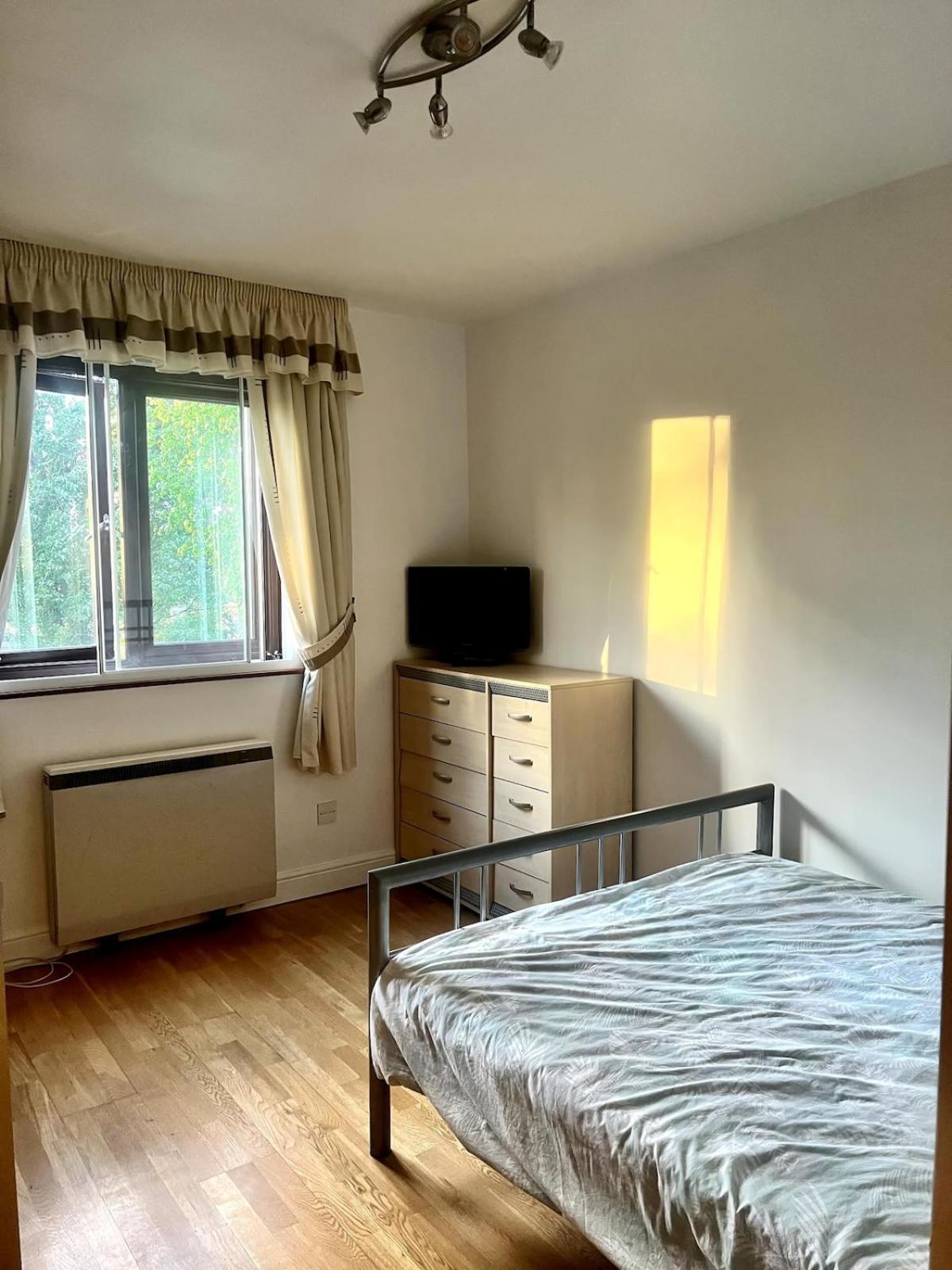 West-london Minimalism With Parking On Premises * Londra