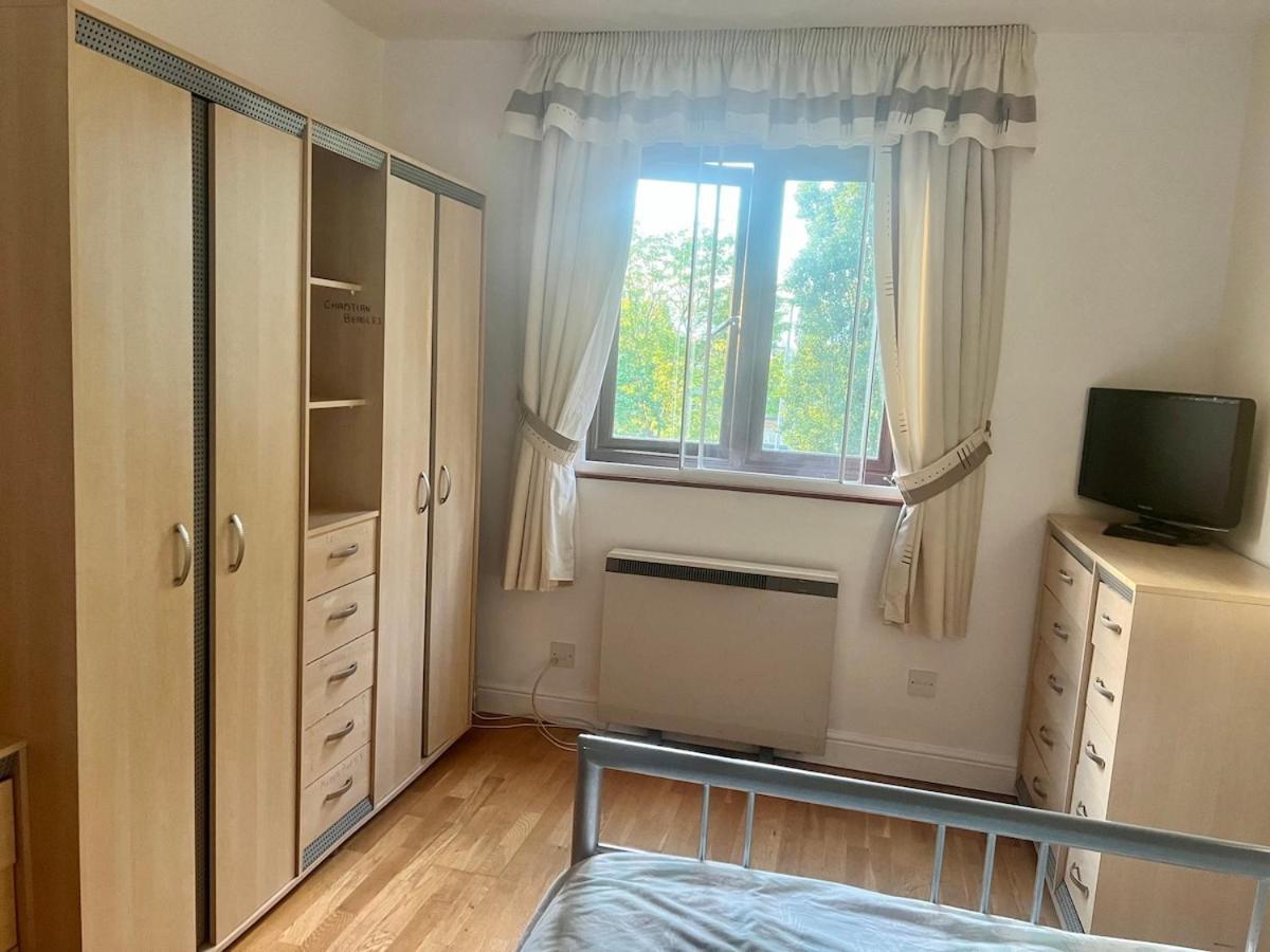 West-london Minimalism With Parking On Premises * Londra